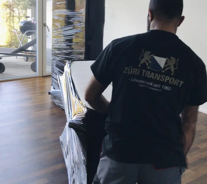 Mitarbeiter von Züri Transport mit einem sorgfältig verpackten Wertgegenstand