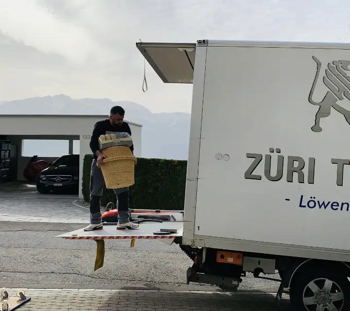Mitarbeiter verlädt Möbel über die Hebebühne zur Entsorgung