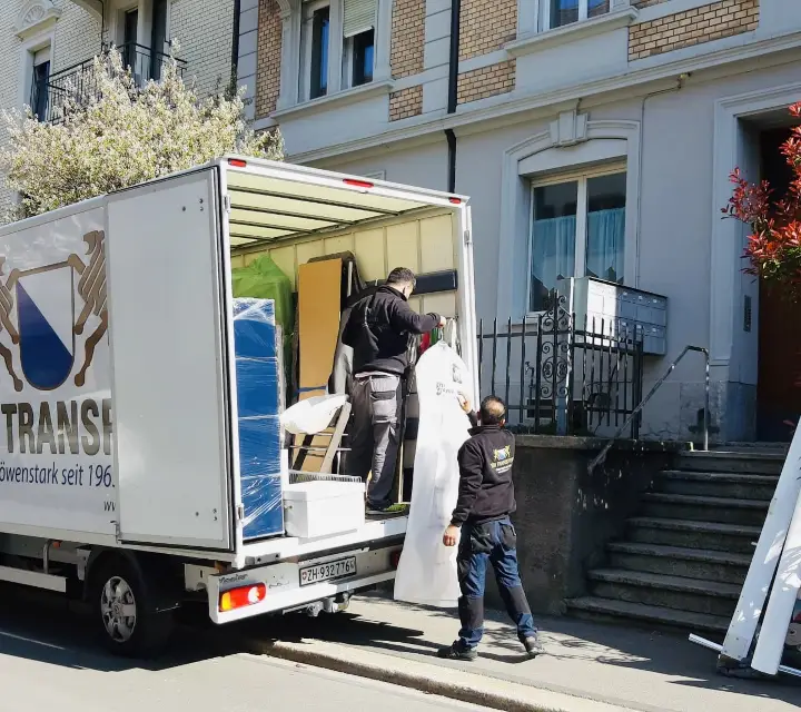 Zügelmänner von Züri Transport verladen Möbel bei einem Privatumzug