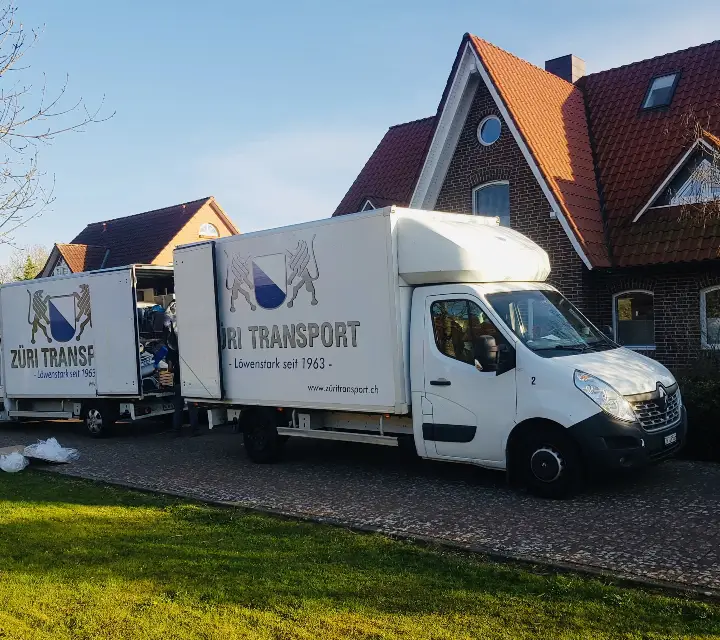 Umzugswagen von Züri Transport vor Einfamilienhäusern