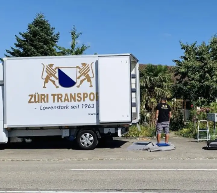Umzugswagen von Züri Transport bei einem Umzug im Grünen