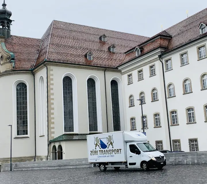 Umzugswagen von Züri Transport beim Stiftsbezirk in St. Gallen
