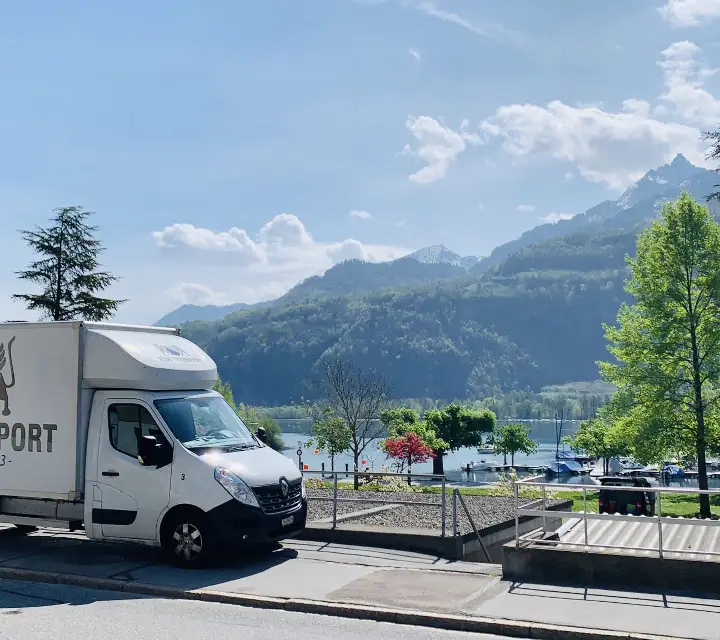 Umzugswagen von Züri Transport am Seeufer
