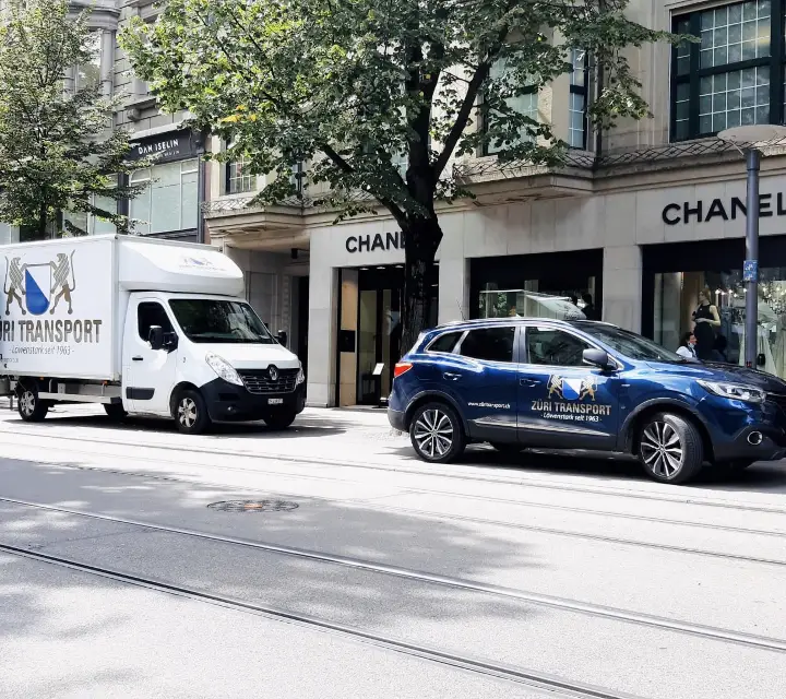 Umzugswagen von Züri Transport an der Bahnhofstrasse in Zürich