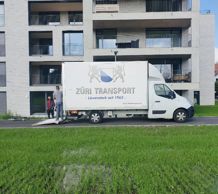 Umzugswagen vor einem Neubau bei der Wohnungsübergabe